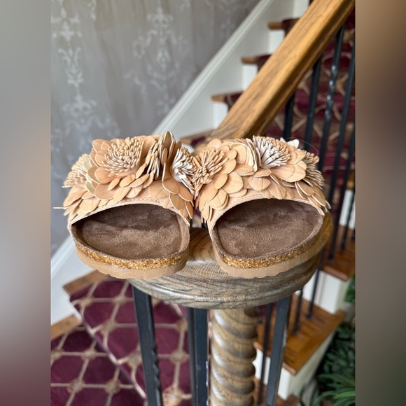 NOT RATED ladies slip on sandal NWOT 8 1/2 brand new never worn tan soft flowers - Picture 9 of 13